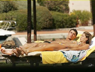 Sức nóng từ bạn gái Cristiano Ronaldo - 3