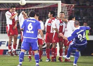 Schalke lên ngôi đầu, “vũ công” Bremen lại trượt chân - 1 Schalke lên ngôi đầu, “vũ công” Bremen lại trượt chân - 1