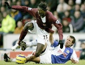 Pháo thủ lại bại trận nơi sân khách - 1 Pháo thủ lại bại trận nơi sân khách - 1