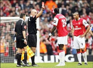 Adebayor: “Tôi đâu muốn đánh trọng tài” - 1 Adebayor: “Tôi đâu muốn đánh trọng tài” - 1