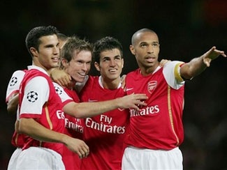 Arsenal vững bước, "gấu Nga" thắng trận đầu - 1 Arsenal vững bước, "gấu Nga" thắng trận đầu - 1