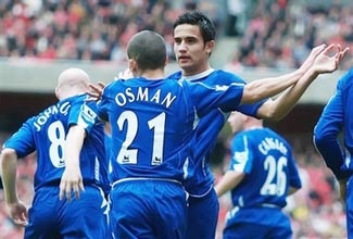 Arsenal buộc chia điểm, Liverpool vượt khách - 1