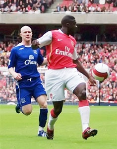 Arsenal buộc chia điểm, Liverpool vượt khách - 2