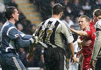 Bellamy choảng Riise vì không chịu... hát karaoke - 1 Bellamy choảng Riise vì không chịu... hát karaoke - 1