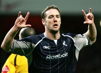 Trẻ Arsenal bế tắc trước “già” Bolton - 1