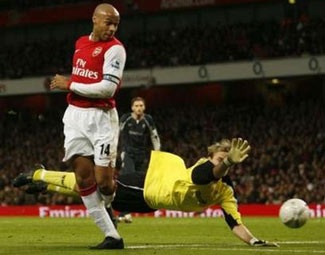 Trẻ Arsenal bế tắc trước “già” Bolton - 2