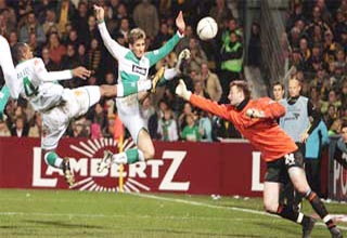 Schalke lên ngôi đầu, “vũ công” Bremen lại trượt chân - 2 Schalke lên ngôi đầu, “vũ công” Bremen lại trượt chân - 2