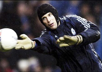 Petr Cech phải đội mũ bảo hiểm... trong 3 năm - 1 Petr Cech phải đội mũ bảo hiểm... trong 3 năm - 1