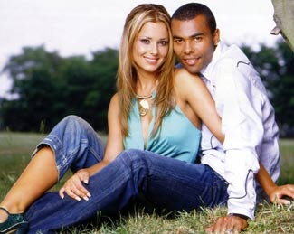 Ashley Cole tiếp tục trêu tức Arsenal - 1