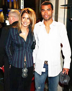 Vợ Ashley Cole từng bị… khủng bố  - 1