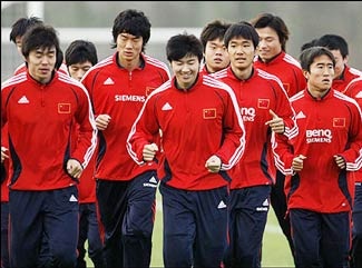 Cãi lộn với đội khách, một cầu thủ Olympic TQ bị đánh bất tỉnh - 1