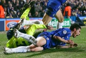 Mourinho kêu gọi UEFA treo giò Messi - 1