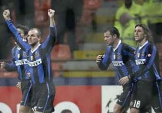 Hòa 2-2, lượt về đầy trắc trở đón đợi Inter  - 1