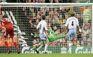 Arsenal buộc chia điểm, Liverpool vượt khách - 5