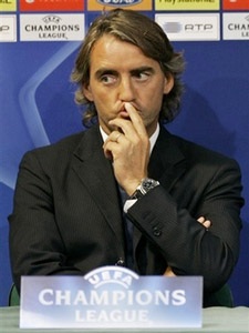 Nụ cười ngạo nghễ của kẻ bề trên? - 1