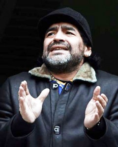 Maradona bịt miệng con trai - 1