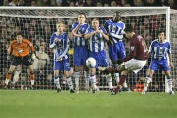 Cúp Liên đoàn: Roberts nhấn chìm Arsenal - 2