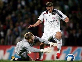 Nụ cười ngạo nghễ của kẻ bề trên? - 2