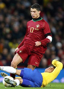 Figo khuyên C.Ronaldo nên suy nghĩ kỹ  - 1