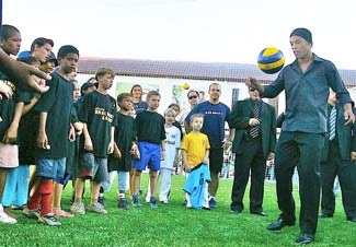 Ronaldinho vướng chuyện tiền nong với con trai - 1 Ronaldinho vướng chuyện tiền nong với con trai - 1