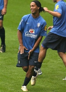 Ronaldinho trở lại đội hình xuất phát - 1