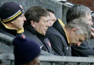 Pháo thủ lại bại trận nơi sân khách - 3 Pháo thủ lại bại trận nơi sân khách - 3