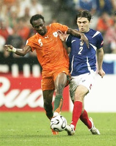 Arsenal "thu phục" Hatem Trabelsi - 1