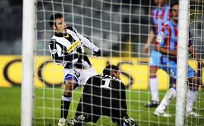 Lão bà Juve lạnh lùng gạt Catania để vào Tứ kết - 3 Lão bà Juve lạnh lùng gạt Catania để vào Tứ kết - 3