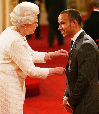 “Ngọc đen” Hamilton được Nữ hoàng Anh vinh danh - 1