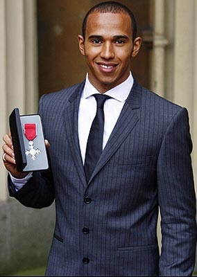 “Ngọc đen” Hamilton được Nữ hoàng Anh vinh danh - 2