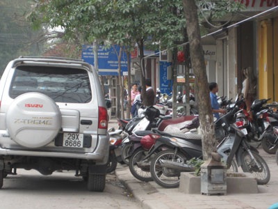 Chưa hết “bệnh” lấn chiếm vỉa hè, lòng đường - 11 Chưa hết “bệnh” lấn chiếm vỉa hè, lòng đường - 11