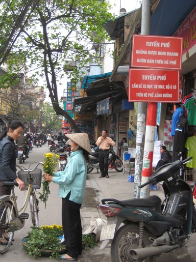 Chưa hết “bệnh” lấn chiếm vỉa hè, lòng đường - 1 Chưa hết “bệnh” lấn chiếm vỉa hè, lòng đường - 1