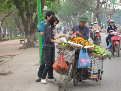 Chưa hết “bệnh” lấn chiếm vỉa hè, lòng đường - 3 Chưa hết “bệnh” lấn chiếm vỉa hè, lòng đường - 3