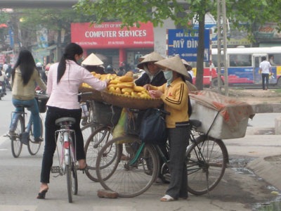 Chưa hết “bệnh” lấn chiếm vỉa hè, lòng đường - 4 Chưa hết “bệnh” lấn chiếm vỉa hè, lòng đường - 4