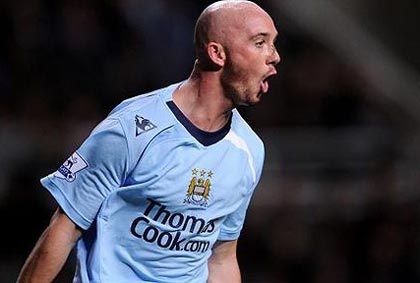 Tiền vệ của Man City bị tống tiền - 1