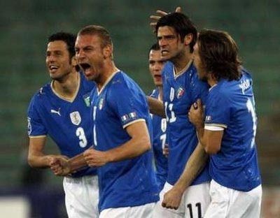 Chơi kém người, Italia bị cầm chân, Pháp “âm thầm” trở lại - 1