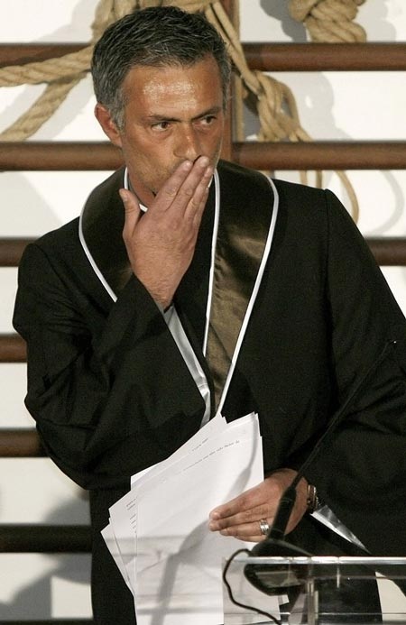 Mourinho được vinh danh Tiến sỹ danh dự - 7
