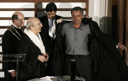 Mourinho được vinh danh Tiến sỹ danh dự - 3