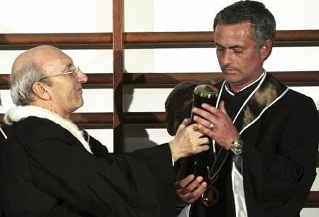 Mourinho được vinh danh Tiến sỹ danh dự - 4