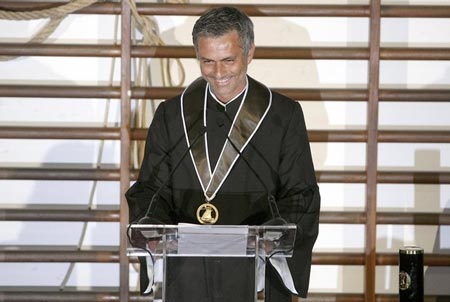 Mourinho được vinh danh Tiến sỹ danh dự - 6
