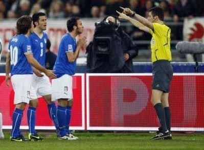 Người Ý đồng loạt trút tức giận lên trọng tài - 1 Người Ý đồng loạt trút tức giận lên trọng tài - 1