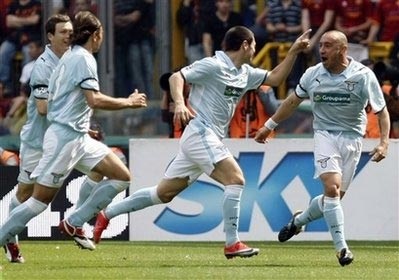 Lazio thắng AS Roma đầy kịch tính, Milan vững bước - 2 Lazio thắng AS Roma đầy kịch tính, Milan vững bước - 2