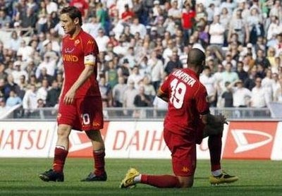 Lazio thắng AS Roma đầy kịch tính, Milan vững bước - 3 Lazio thắng AS Roma đầy kịch tính, Milan vững bước - 3