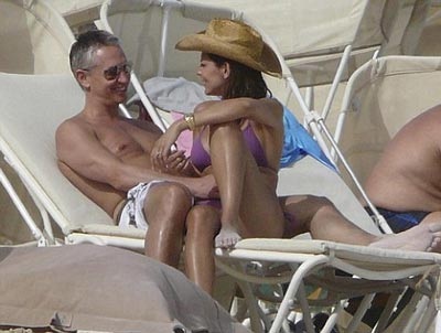 Gary Lineker tắm biển cùng người đẹp - 1