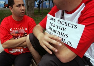 CĐV Anh choảng nhau để tranh giành vé xem CK - 1