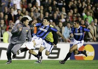 Diễn biến vụ “tỷ thí võ nghệ” trên sân Mestalla - 4