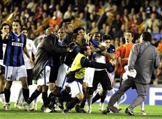 Diễn biến vụ “tỷ thí võ nghệ” trên sân Mestalla - 3