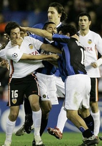 Diễn biến vụ “tỷ thí võ nghệ” trên sân Mestalla - 1