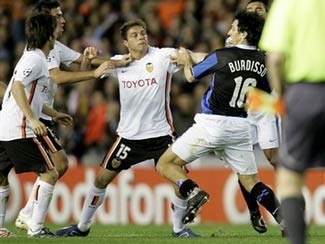 Diễn biến vụ “tỷ thí võ nghệ” trên sân Mestalla - 2