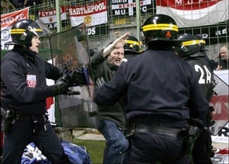 Manchester United bị UEFA phạt tiền - 1